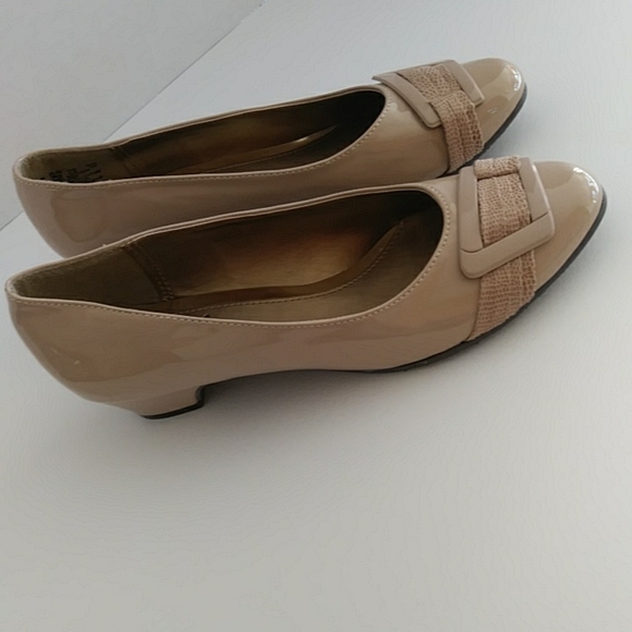 Soft Style Pleated Closed Toe Pumps Heels Shoes 7.5M Tan - Picture 12 of 16